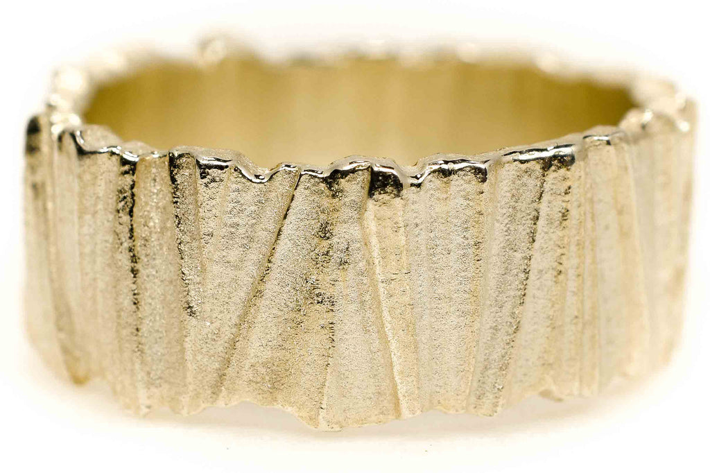 designer wedding ring Aurora Plisse yellow gold - Saagæ wedding rings & engagement rings by Liesbeth Busman