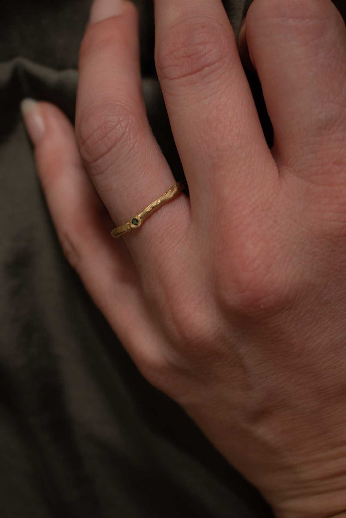 18 karat gold ring Twigring V curve - Saagæ wedding rings & engagement rings by Liesbeth Busman