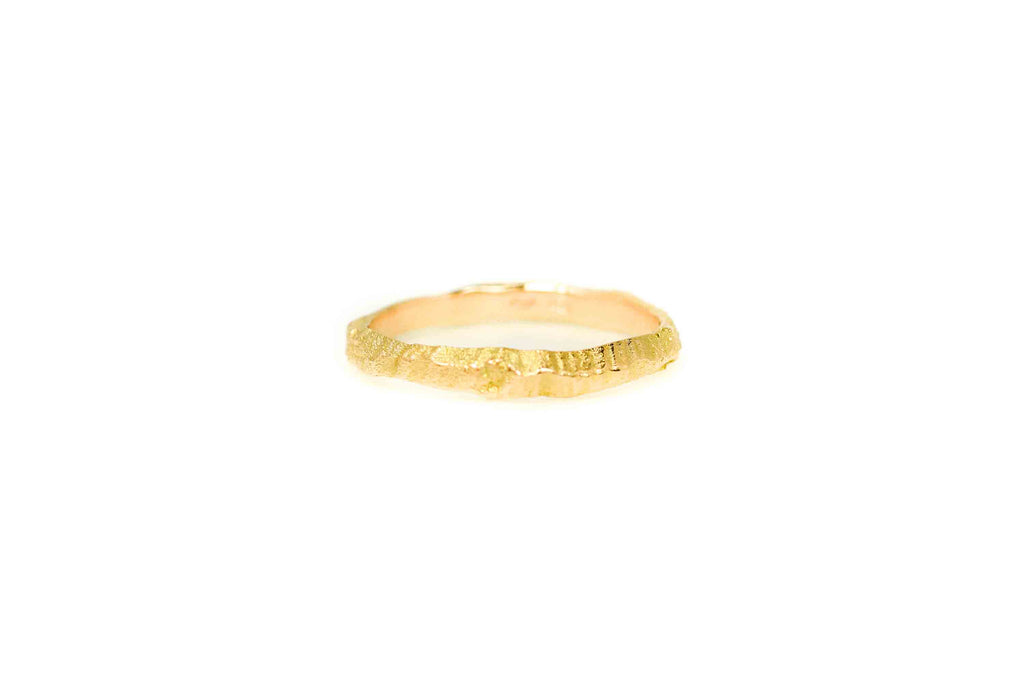 organic ring Rock Tiny yellow gold - Saagæ wedding rings & engagement rings by Liesbeth Busman